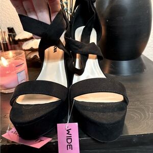 Brand new heels. Never worn tags are attached size 6 wide.